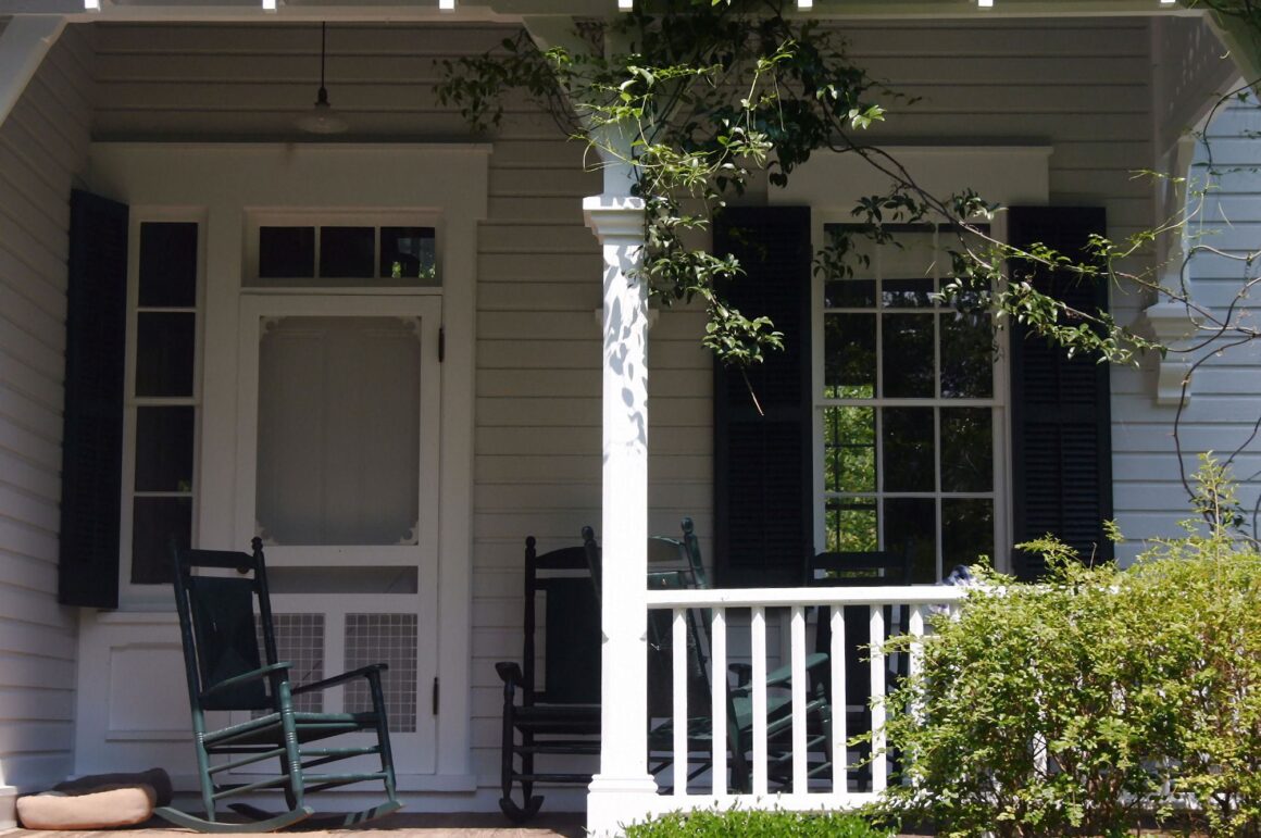 Designing Your Deck's Decor