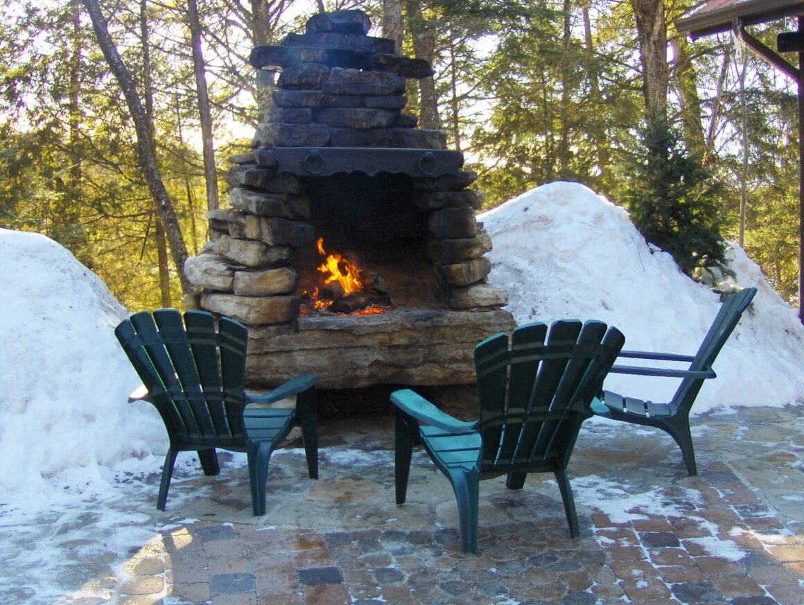 DIY Build Outdoor Fireplace Space in Your Backyard